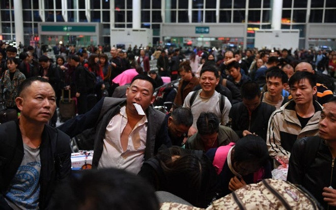 Hàng trăm triệu người Trung Quốc kéo nhau về quê ăn Tết trong cuộc 'Xuân vận' lớn nhất hành tinh Ảnh 2