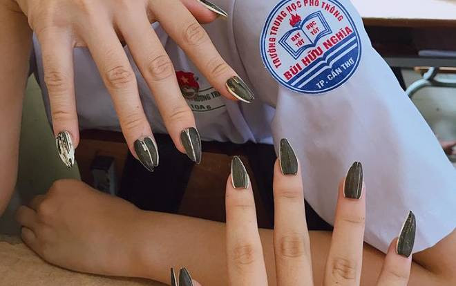 Tết cận kề tốn bao nhiêu khoản làm đẹp, 2 nữ sinh sáng tạo ra bộ móng tay 0 đồng khiến CĐM cười ngất Ảnh 2