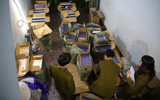 Phá khóa căn nhà cho thuê ở Hà Nội, thu giữ 15.000 bao thuốc lá nhập lậu Ảnh 2