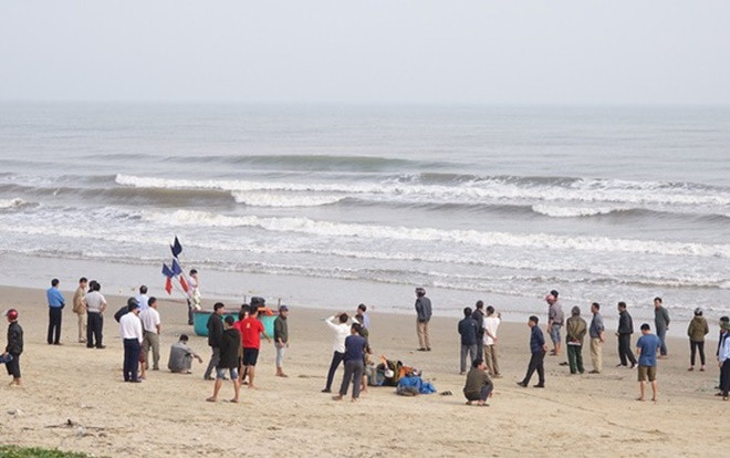 Hai anh em bị sóng cuốn mất tích khi đi tắm biển Thiên Cầm Ảnh 2