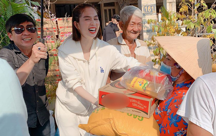 Đến hẹn lại lên, Ngọc Trinh về nơi chôn rau cắt rốn tiếp tục hành trình trao tết yêu thương Ảnh 2