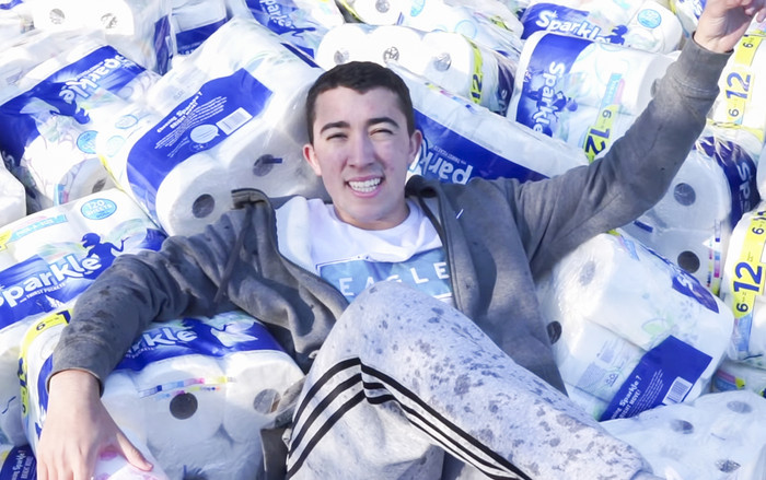 Dùng 100 nghìn cuộn giấy vệ sinh để hút nước bể bơi, YouTuber bị ném đá không thương tiếc Ảnh 2