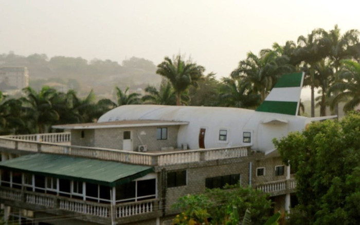 Vợ thích đi du lịch, chồng xây hẳn căn nhà giống hệt máy bay Ảnh 2