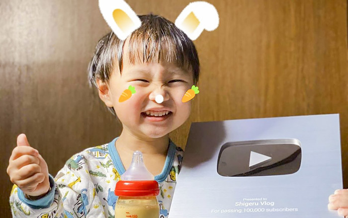 Không kém cạnh mẹ Quỳnh Trần, bé Sa nay cũng đã có Nút Bạc YouTube Ảnh 2