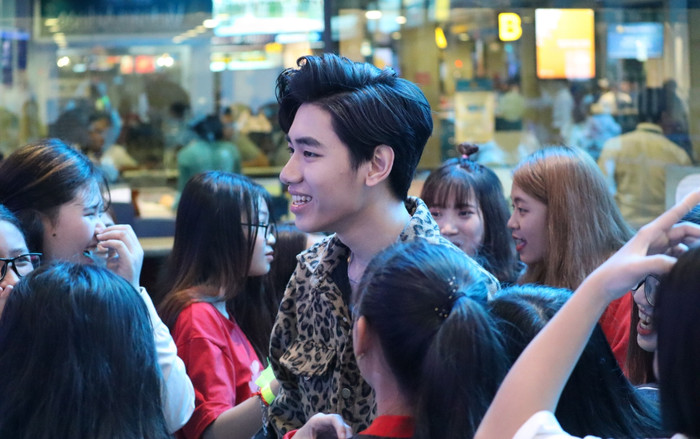 Fan K-ICM 2 đầu cầu Hà Nội và TP.HCM đến sân bay giữa đêm, bịn rịn gặp mặt thần tượng trước thềm Xuân mới Ảnh 2