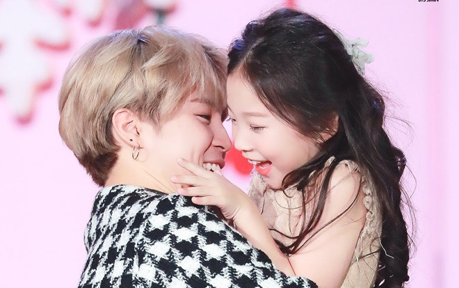 Lộ clip Koo Sarang - sao nhí được Jimin (BTS) tặng quà, ngược đãi đánh đập thô bạo vật nuôi! Ảnh 2