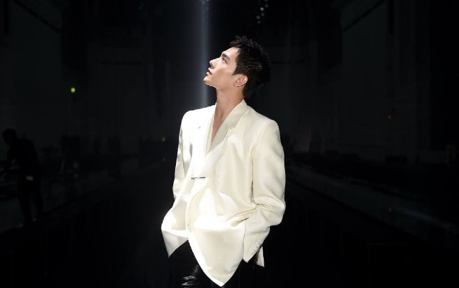 Dương Dương thu hút nhiều ánh nhìn khi xuất hiện tại trời Tây, 'ăn đứt' tiểu thịt tươi Âu Mỹ với vẻ ngoài điển trai Ảnh 2