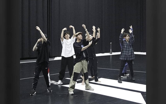 BTS tung ảnh luyện vũ đạo cho sân khấu đầu tiên của Black Swan Ảnh 2