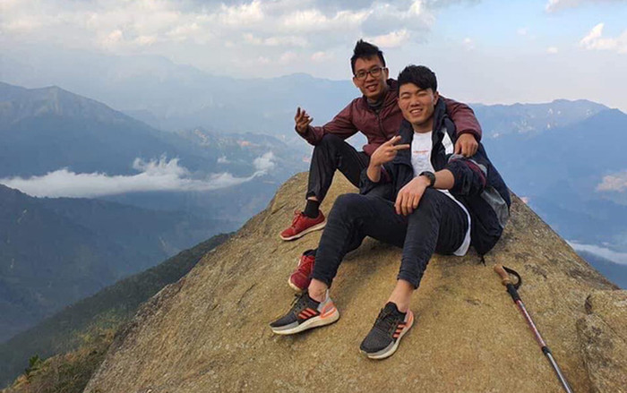 Sau thời gian điều trị chấn thương, Lương Xuân Trường 'hào hứng' chống nạng đi leo núi Ảnh 2