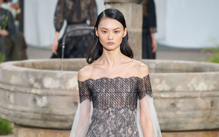 Chanel Couture 2020 - khi tuổi thơ khốn khó trong tu viện trở thành nguồn cảm hứng nên thơ Ảnh 2
