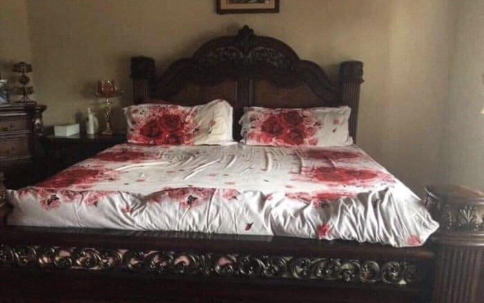 Mua drap trải giường hoa hồng lãng mạn, chàng trai thẫn thờ khi phát hiện điều này Ảnh 2