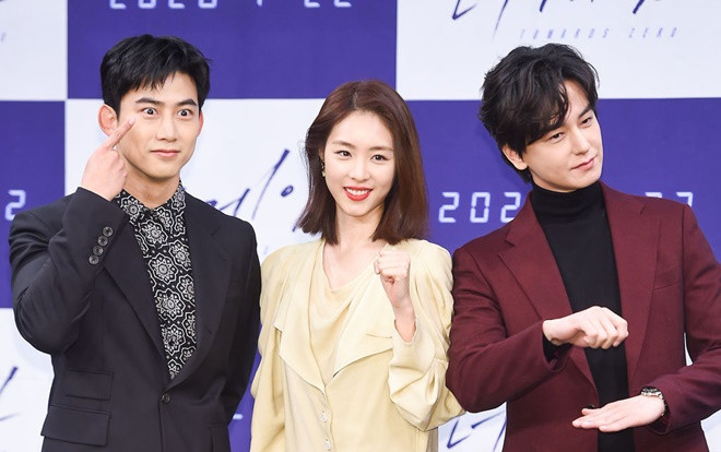 'Hoa hậu nhà SM' Lee Yeon Hee rạng rỡ bên Ok Taecyeon (2PM) và Im Joo Hwan tại họp báo phim Ảnh 2
