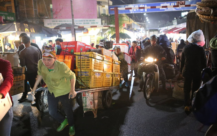 Những ‘bóng hồng’ lam lũ mưu sinh ở chợ Long Biên ngày cận Tết Ảnh 2