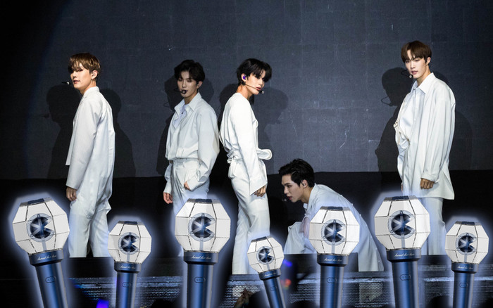 'Người người, nhà nhà' ra lightstick: CIX - tân binh có cựu thành viên Wanna One cũng không để fan thiệt thòi Ảnh 2