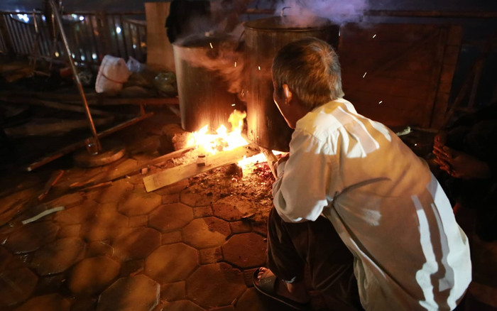 Người Hà Nội thức trắng đêm bên nồi bánh chưng ngày sát Tết Ảnh 2