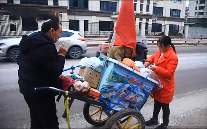 Cặp vợ chồng đi bộ xuyên 2 năm, vượt 2.000 km để về quê ăn Tết Ảnh 2