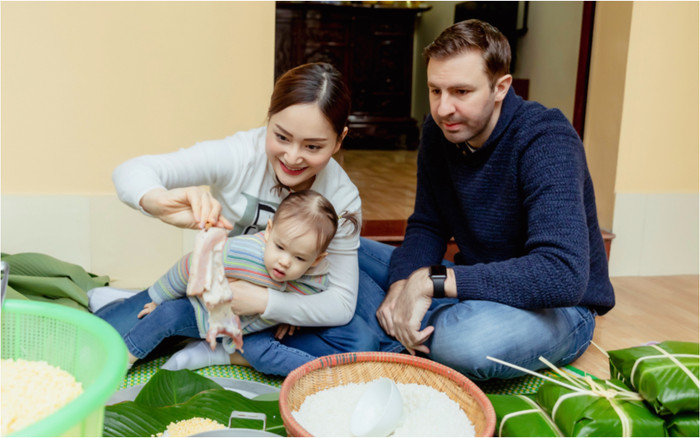Con gái Lan Phương thích thú cùng bố mẹ gói bánh chưng ngày Tết Ảnh 2