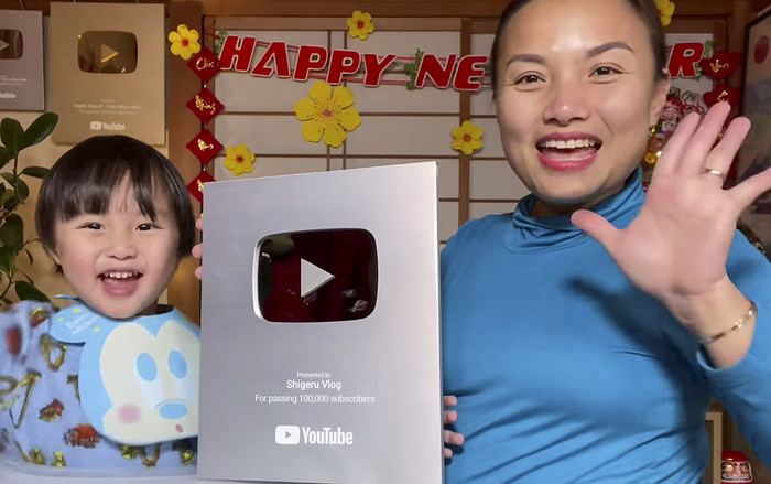 Bé Sa 'đập hộp' Nút Bạc YouTube đầu tiên, phấn khích hô to 'cảm ơn cô chú' Ảnh 2