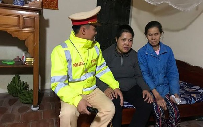 CSGT Hà Nội giúp đỡ người phụ nữ tâm thần đi lạc về đoàn tụ với gia đình ngày Tết Ảnh 2