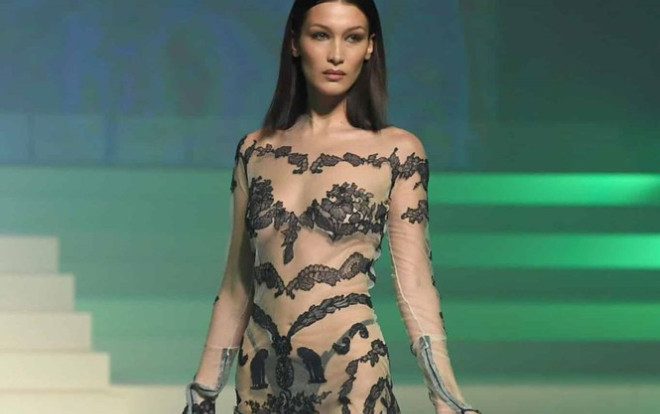 'Bỏng mắt' khi chị em nhà Hadid cùng dàn siêu mẫu diện đồ xuyên thấu lộ nội y hút mắt Ảnh 2