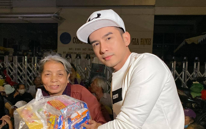 Đan Trường giản dị trao 200 phần quà Tết, tận tình thăm hỏi các hoàn cảnh khó khăn Ảnh 2