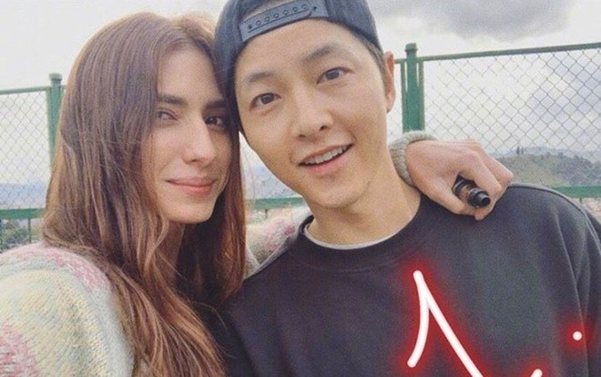 Song Joong Ki tựa đầu, rạng rỡ bên nữ diễn viên xinh đẹp người Colombia Ảnh 2