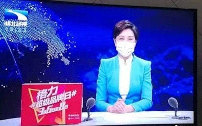 Đưa tin về virus corona, MC ở Vũ Hán đeo khẩu trang gây tranh cãi Ảnh 2