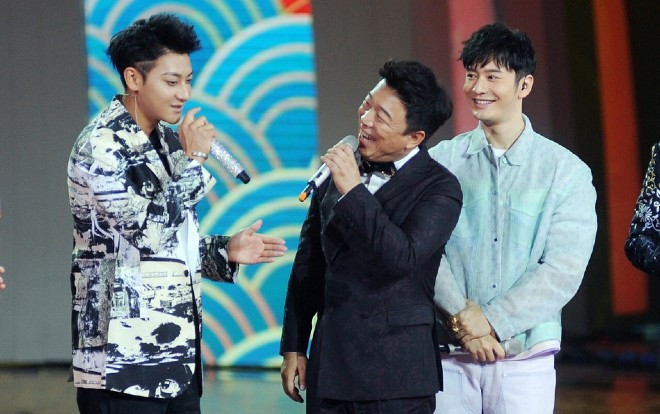 'Thanh Đảo Tam Hoàng' cùng diễn tiểu phẩm, Hoàng Tử Thao trở thành 'bạn gái' của Huỳnh Hiểu Minh gây tiếng cười lớn Ảnh 2