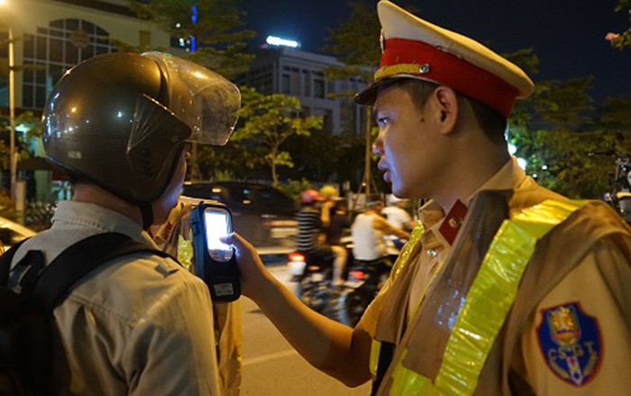 Thổi máy đo nồng độ cồn có nguy cơ lây nhiễm virus corona? Ảnh 2