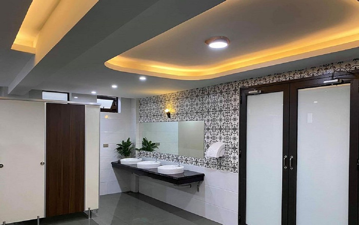 Nhà vệ sinh 'trường người ta' xịn xò, đẹp mắt như khách sạn hạng sang khiến giới học trò mê mẩn Ảnh 2