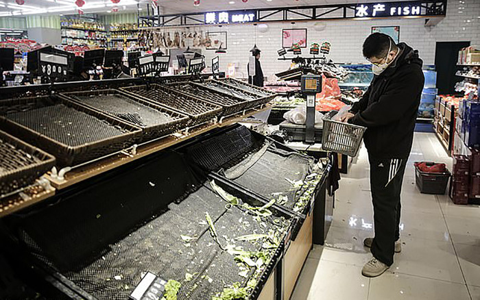 Tết hay ‘ngày tận thế’: Vũ Hán tiêu điều, hàng hóa khan hiếm, giá rau tăng gấp 10 lần mà vẫn thiếu Ảnh 2