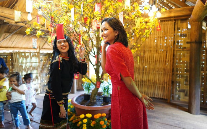 H'Hen Niê dậy lúc 5h sáng để chuẩn bị đồ ăn cho mọi người vào ngày mùng 1 Tết Canh Tý 2020 Ảnh 2