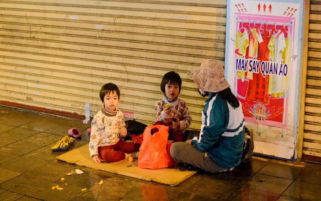 Câu chuyện ấm áp đầu năm: Ô tô dừng đỗ lì xì cho em nhỏ đang đón giao thừa cùng mẹ bên vỉa hè Ảnh 2