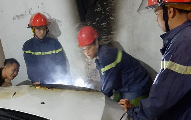 Ô tô đậu trong nhà bốc cháy rạng sáng mùng 1 Tết Ảnh 2