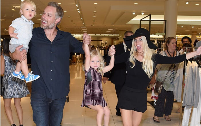 Jessica Simpson cai rượu sau một lần quá chén không mặc nổi quần áo cho con Ảnh 2