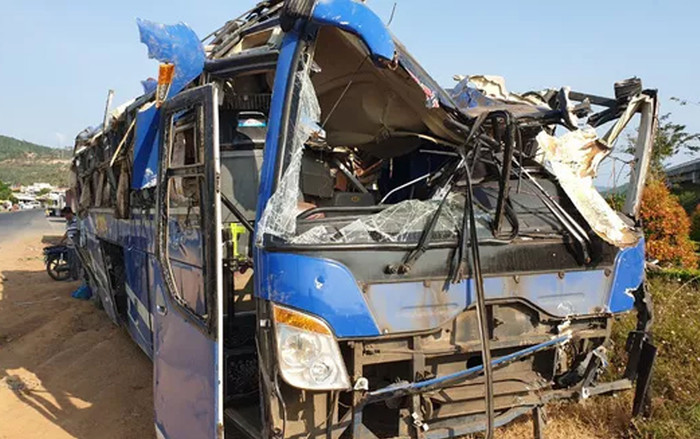 Xe chở khách về quê ăn Tết gặp tai nạn, 21 người bị thương Ảnh 2