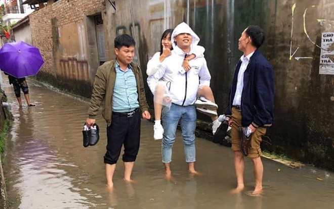 Mưa to gió lớn ngay mùng 1, dân tình đồng loạt khoe ảnh ì ạch lội nước, trèo tường đi chúc Tết Ảnh 2