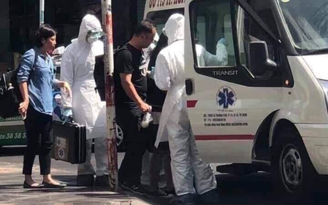 Nữ du khách Đài Loan bất ngờ nôn ói trong quán cà phê, người dân gọi cấp cứu lo sợ nhiễm virus corona Ảnh 2