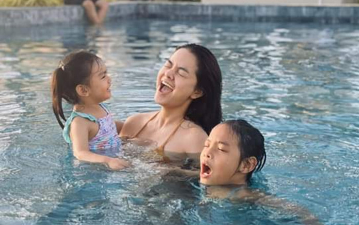 Phạm Quỳnh Anh đi chơi tết cùng hai con gái với gia đình chồng cũ Quang Huy Ảnh 2