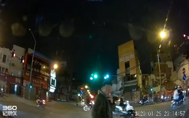 Người đàn ông đi xe máy có hành động thô tục khiến CĐM phẫn nộ: Chặn đầu xe, phun nước bọt vào kính ô tô Ảnh 2