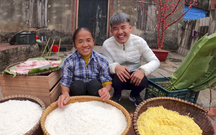 Nấu bánh chưng 'siêu to khổng lồ' dịp đầu năm, Bà Tân Vlog khiến người xem bồi hồi nhớ lại tuổi thơ Ảnh 2