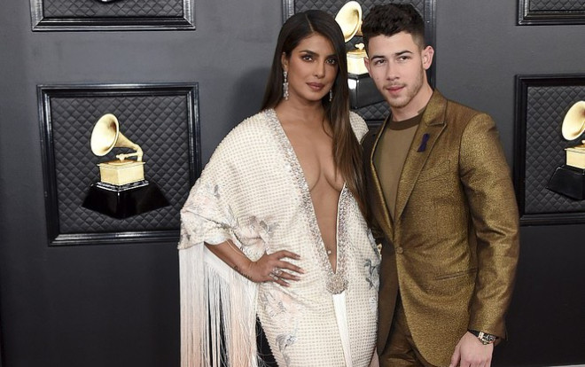 Hoa hậu Priyanka Chopra diện váy hở vòng 1 đẫy đà đến chóng mặt tại Grammy Ảnh 2
