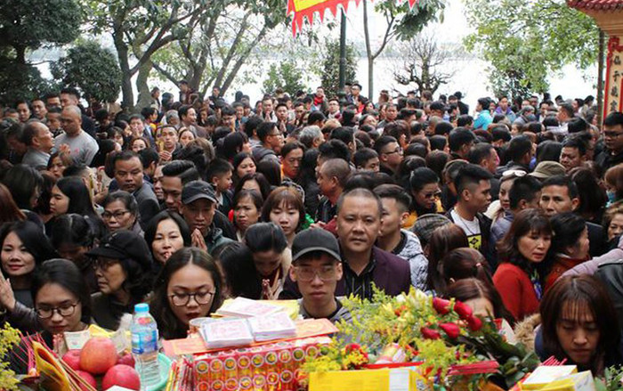 Dòng người kẹt cứng đi lễ Phủ Tây Hồ những ngày đầu năm mới Ảnh 2