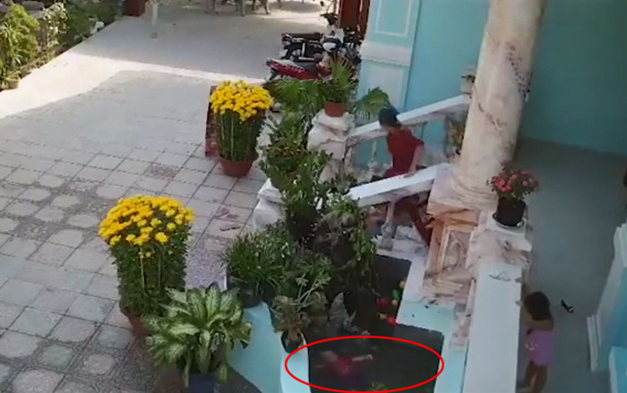 Nhờ chị gái nói: 'Mẹ ơi em bơi bơi như chó', bé trai may mắn thoát chết Ảnh 2