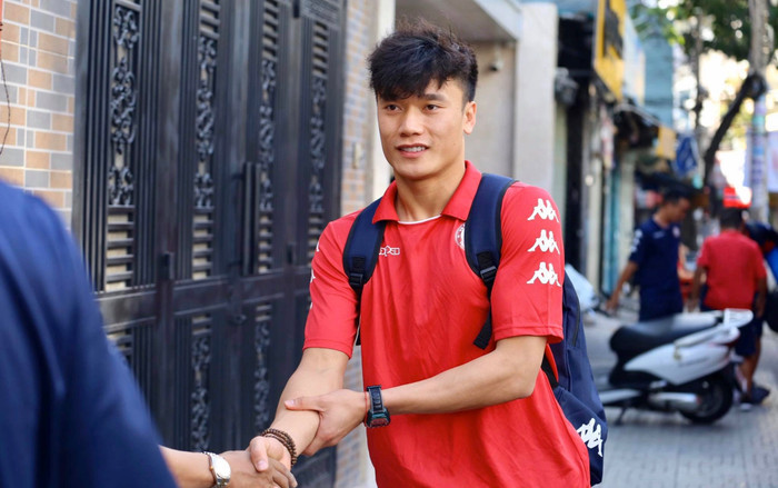 Dàn sao tuyển Việt Nam bịn rịn chia tay người thân để hội quân Ảnh 2