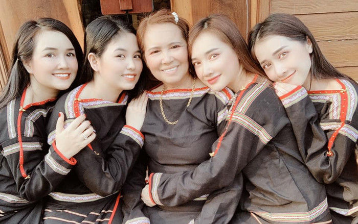 Nhã Phương đi 'trẩy hội' cùng gia đình, nhan sắc ngày càng 'thăng hạng' Ảnh 2