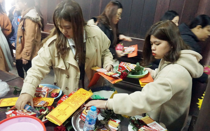 Người dân, công sở đổ xô tới chùa Hà cầu duyên ngày đầu tiên đi làm sau nghỉ Tết Ảnh 2