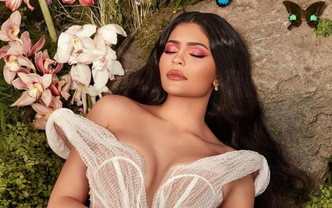Kylie Jenner hóa thân thành nàng công chúa quyến rũ trong bộ váy xẻ ngực sâu Ảnh 2