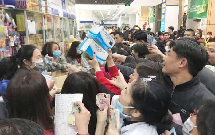 Người người chen nhau mua khẩu trang ở chợ thuốc lớn nhất miền Bắc Ảnh 2