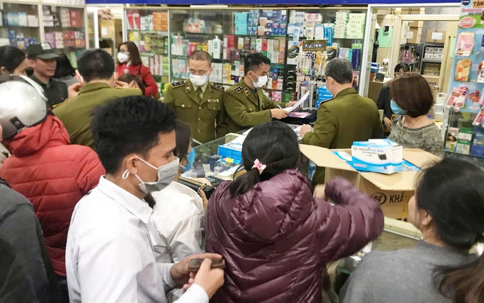 Quản lý thị trường xử phạt quầy thuốc bán khẩu trang không để bảng giá giữa dịch corona Ảnh 2